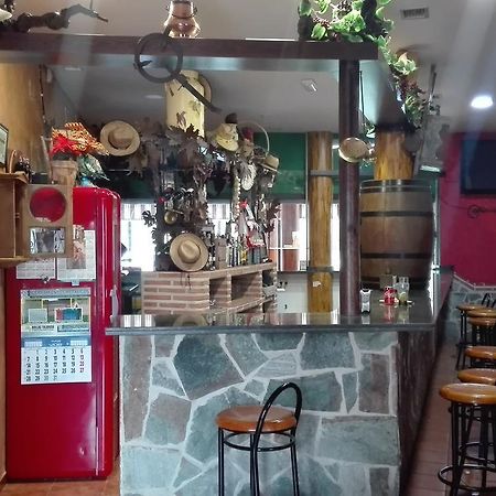 Отель Hostal La Aldaba Монтеарагон Экстерьер фото