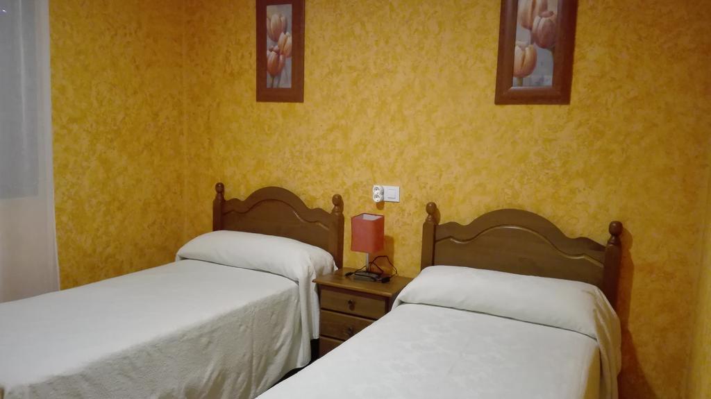 Отель Hostal La Aldaba Монтеарагон Экстерьер фото