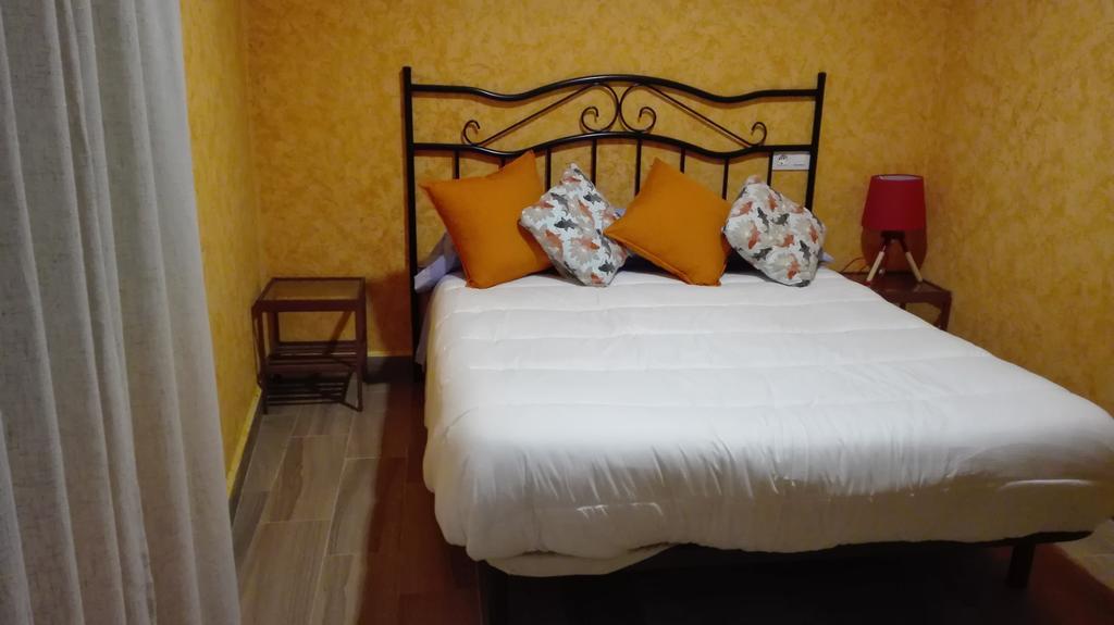 Отель Hostal La Aldaba Монтеарагон Экстерьер фото