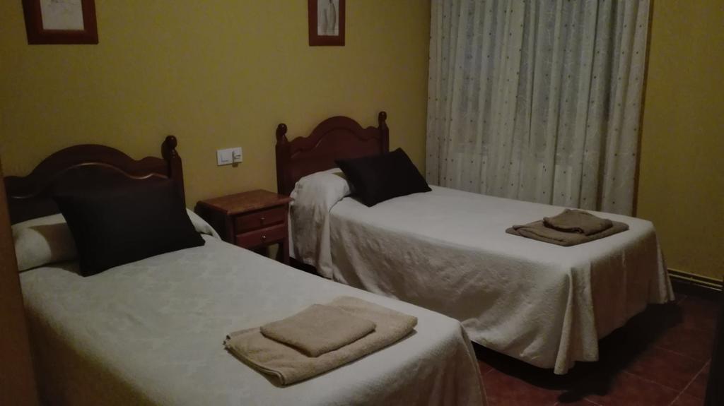 Отель Hostal La Aldaba Монтеарагон Экстерьер фото