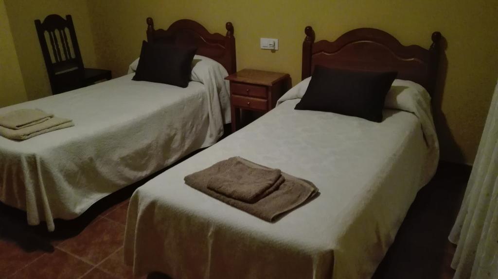 Отель Hostal La Aldaba Монтеарагон Экстерьер фото