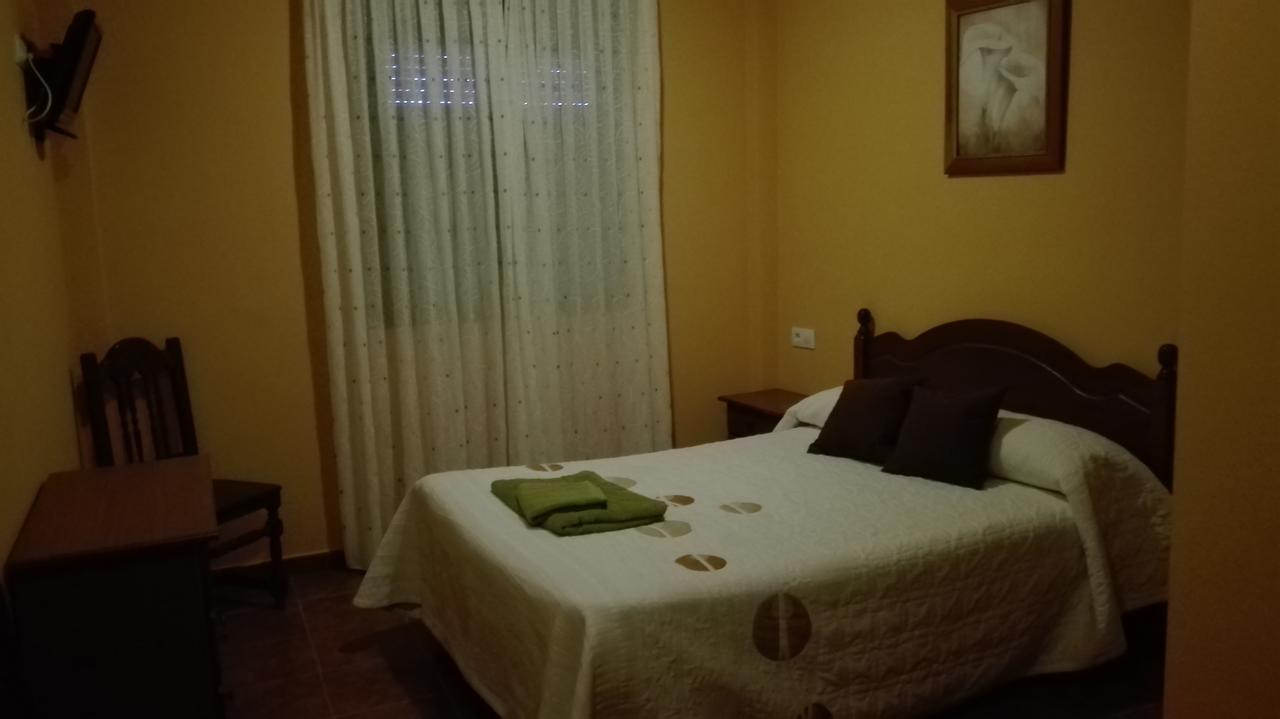 Отель Hostal La Aldaba Монтеарагон Экстерьер фото