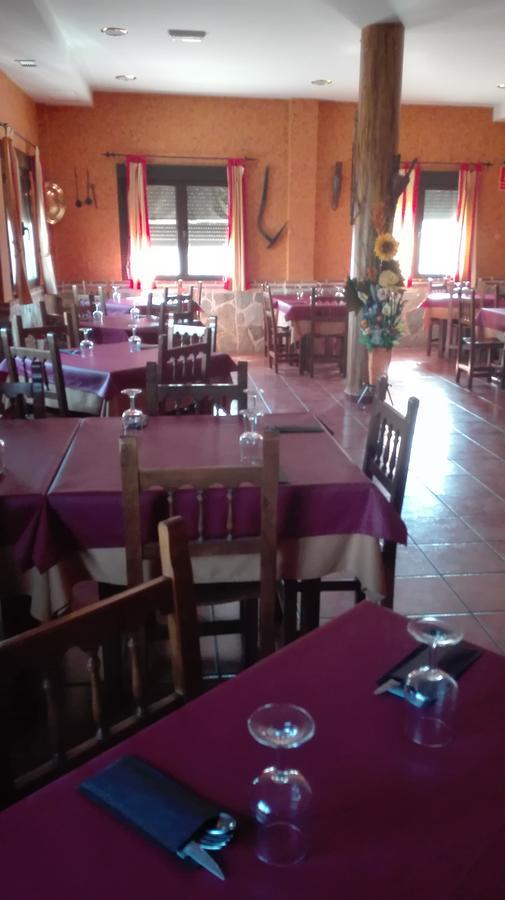 Отель Hostal La Aldaba Монтеарагон Экстерьер фото